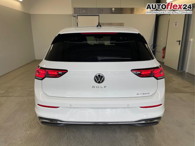 Volkswagen / Golf / Wei&szlig; / / / 1.5 eHybrid 150kW/204PS DSG IQ.Light+Navi+Travel Assist+HUD+Winterpaket