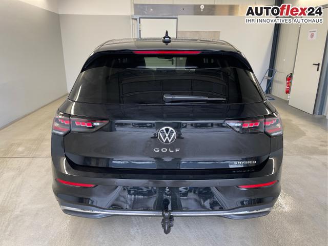 Volkswagen / Golf / Schwarz / / / 1.5 eHybrid 150kW/204PS DSG IQ.Light+Navi+Travel Assist+HUD+Winterpaket