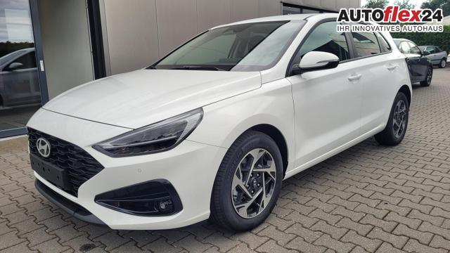 Gebrauchtfahrzeug Hyundai i30 - Familiy HB Family Navi LED Shzg Lhzg PDC Cam 16Zoll 