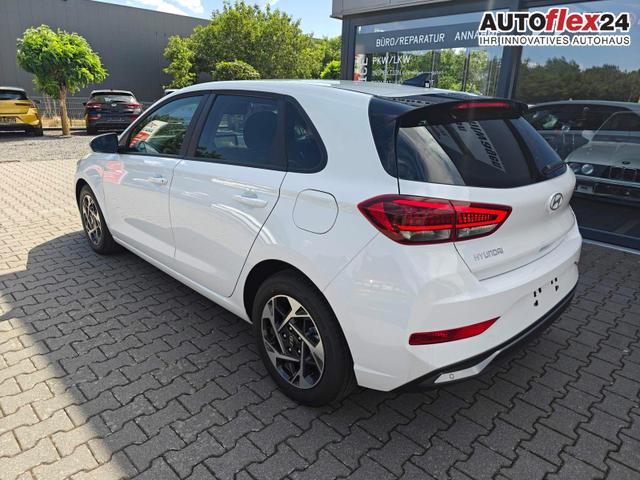 Hyundai i30 Family HB 1.6 GO*Navi*LED*Shzg*Lhzg*PDC*Cam*16Zoll* 