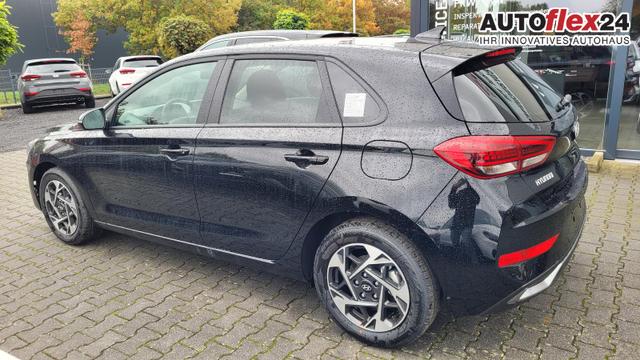Hyundai i30 Family HB GO*Navi*LED*Shzg*Lhzg*PDC*Cam*16Zoll* 
