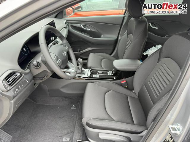 Hyundai i30 Kombi Comfort 1.5 DPI / Sitz + Lenkradheizung LED Navi Tempomat PDC V.&H Kamera Alu 17" 