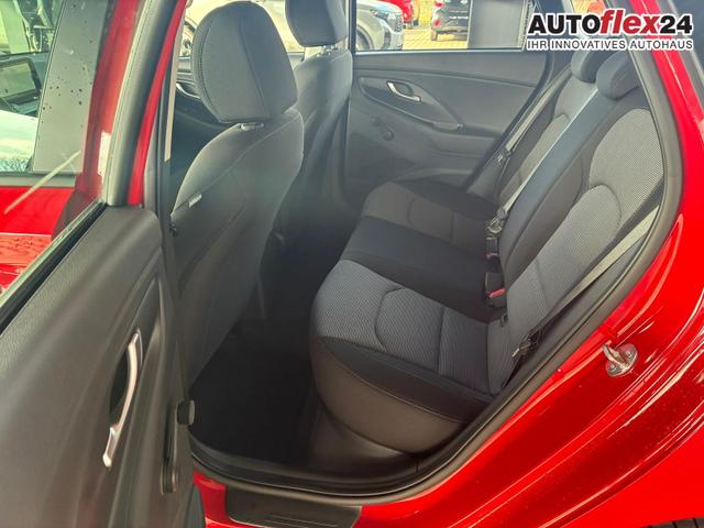 Hyundai i30 Kombi Comfort 1.5 GDI 95PS 6MT Navi / PDC V&H. m. Kamera LED Nebel 