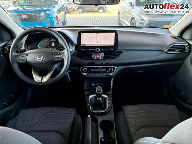 Hyundai i30 Kombi Comfort 1.5 GDI 95PS 6MT Navi / PDC V&H. m. Kamera LED Nebel 15'' LM 