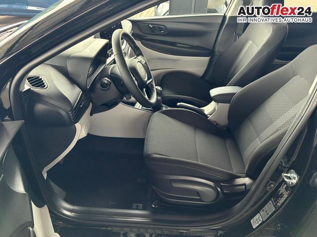 Hyundai i20 Pure 1.2 MPI / Navi PDC Hinten + Kamera Abgedunkelte Scheiben Tempomat Alu 16" 