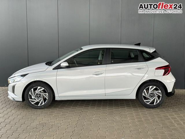 Vorlauffahrzeuge Hyundai i20 - Smart 1.0 T-GDi 90PS 7DCT Automatik / Navi PDC H. mit Kamera SHZ Vorne ALU 16''