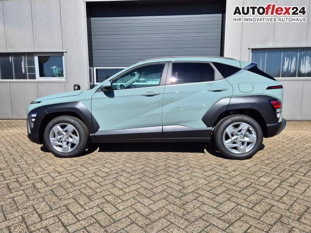 Vorlauffahrzeuge Hyundai KONA - Trend 1.6 T-GDI 150PS Automatik MY2026 Voll-LED-Projektionsscheinw. mit LED-Lichtband Sitzheizung v h Lenkradheizung ACC Klimaautomatik Navi Touchscreen DAB  Apple CarPlay   Android Auto PDC R&uuml;ckf.Kamera 2xKeyless 17-LM