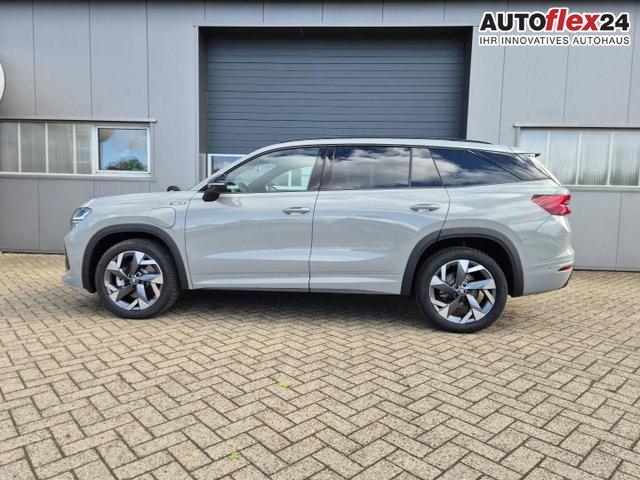 Vorlauffahrzeuge Skoda Kodiaq - Sportline 1.5 TSI 204PS PHEV DSG schwenkb. AHK elektr. PanoDach HUD Alcantara PDC v h 360&deg;Kamera CANTON Sound Klimaautomatik Sitzheizung Lenkradheizung Navi Apple CarPlay Android Auto 2xKeyless 19"LM vollelektr. Reichweite 116KM
