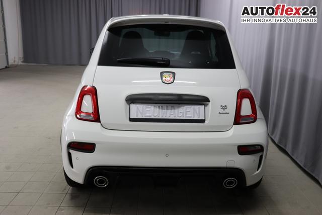 595 & 695 MY23 595 1.4 T-Jet 121 kW (165 PS) MT 268 - Gara Weiß 557 - Integral-Sportsitze Leder Schwarz "3L3 Komfort-Paket: Bi-Xenon Scheinwerfer, Beats® Audio Soundsystem 3L4 Tech-Paket 5CA Gara Weiß 9SV, Gutschrift Mopar BMC Sportluftfilter und Tankdeckel aus Aluminium A67 Linea Turismo"