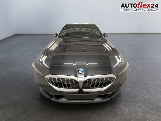 Gebrauchtfahrzeug BMW 5er Touring - 520i M-Sport MHEV 190PS/140kW Steptronic 2026 |  AHK  20"  MSportpaket  MSportfahrwerk  DrivingAssistantPlus  AdaptiveLED  HarmanKardon  DigitalKey  ParkAssist  Sitzhzg  WirelessCharging  Sonnenschutzverglasung  ShadowLine