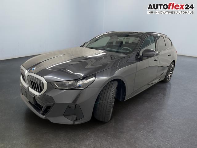 BMW 5er Touring 520i M-Sport MHEV 190PS/140kW Steptronic 2026 | +AHK +20" +MSportpaket +MSportfahrwerk +DrivingAssistantPlus +AdaptiveLED +HarmanKardon +DigitalKey +ParkAssist +Sitzhzg +WirelessCharging +Sonnenschutzverglasung +ShadowLine 