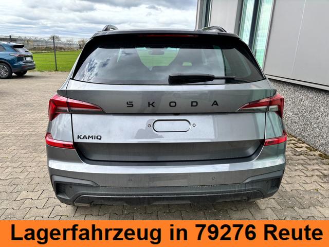 Skoda Kamiq Monte Carlo 1.0 TSI 115PS DSG, GRAU-MET/Dach schwarz, 18" ALU, AHK-VORBEREITUNG, Panoramadach, Matrix-LED, Parksensoren v/h, Kamera, Tempomat, Virtual Cockpit (8"!!), Kessy, Winter-Paket, Climatronic, Radio 8", SmartLink, NSW, Sport-M-Lederlenkrad beheizt, Dachreling 