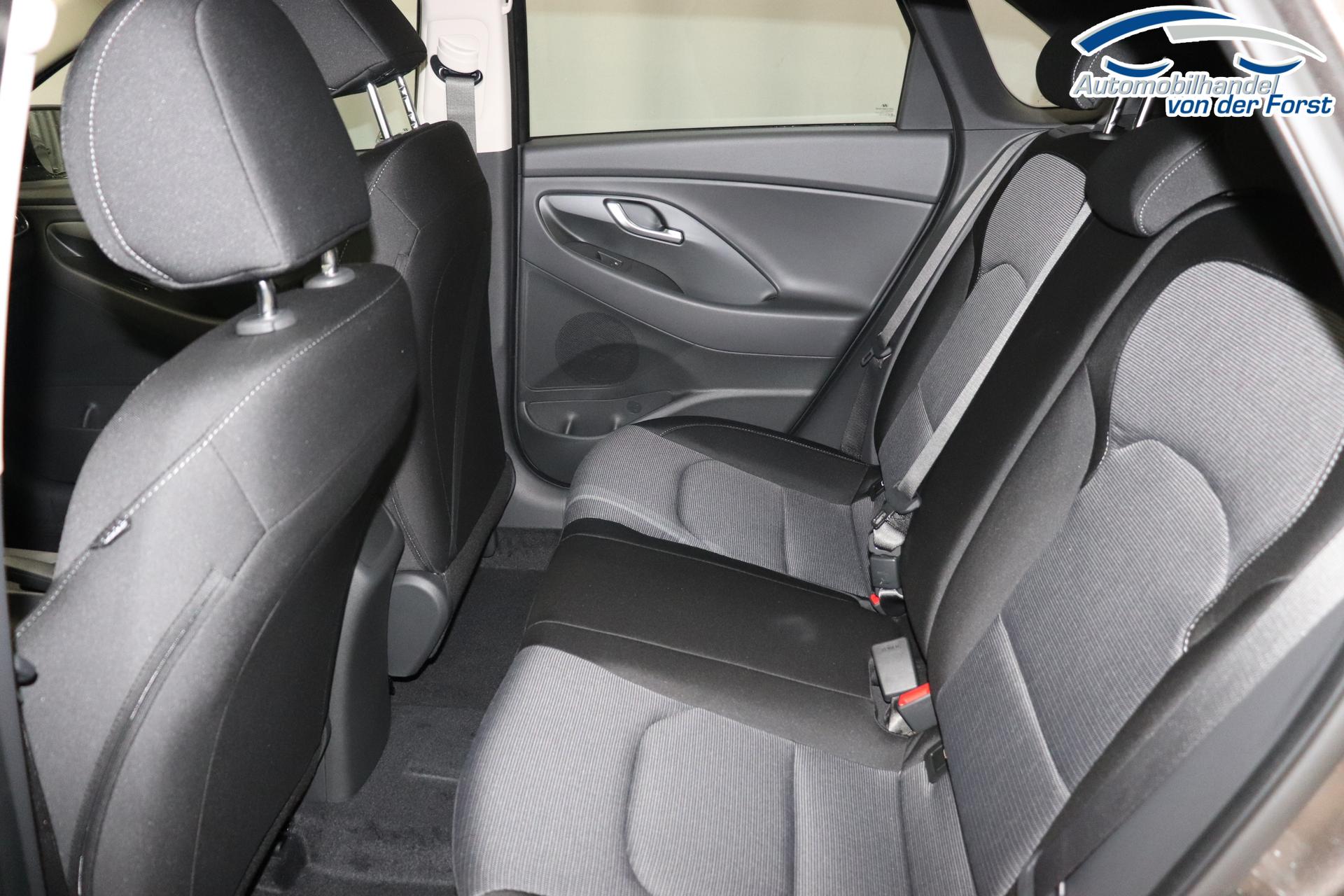 Hyundai i30 Comfort 1.0 T-GDi 7DCT FL MY23, Klimaanlage, Sitzheizung,  Lederlenkrad, Radio DAB, Freisprecheinrichtung, Lichtsensor, Tempomat,  Einparkhilfe hinten, Nebelscheinwerfer, 16 Zoll Leichtmetallfelgen, uvm.  EU-Neuwagen zum besten Preis