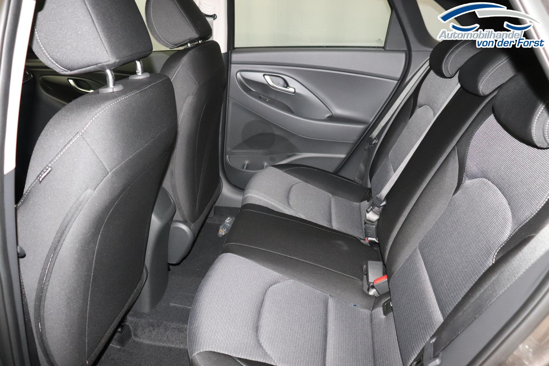Hyundai i30 Comfort 1.0 T-GDi 7DCT FL MY23, Klimaanlage, Sitzheizung,  Lederlenkrad, Radio DAB, Freisprecheinrichtung, Lichtsensor, Tempomat,  Einparkhilfe hinten, Nebelscheinwerfer, 16 Zoll Leichtmetallfelgen, uvm.  Reimport EU-Neuwagen günstig kaufen