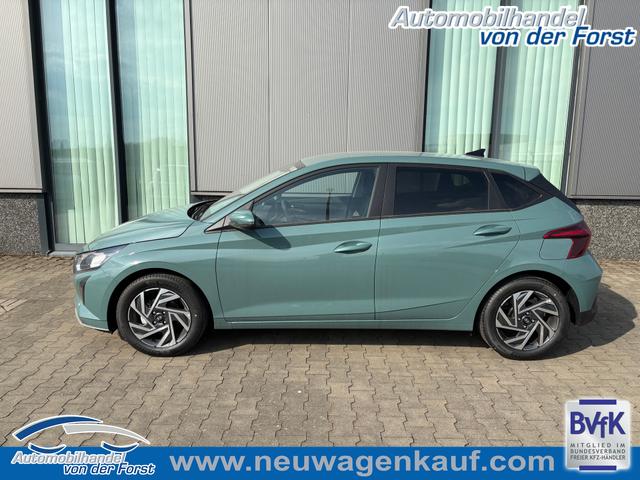 Hyundai i20 5-Türer (NEUES MODELL) - "Family" LIEFERUNG KOSTENLOS! 1.2 79PS, Mangrove-Green, 16" Alufelgen, Navi 10,25", Winter-Paket, Klimaautomatik, Parksensoren hinten, Rückfahrkamera, Tempomat