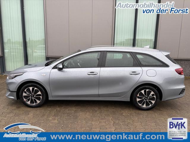 Kia Ceed Sportswagon (Kombi) - "Spin" LIEFERUNG KOSTENLOS! 1.5 T-GDI 140PS 6-Gang, LUNAR-SILVER METALLIC, 16" Alu, Klimaanlage, Winter-Paket, Navi 10,25", Parksensoren hinten, Rückfahrkamera, Tempomat, Dachreling, Lederlenkrad