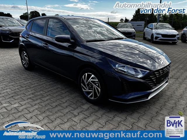 Hyundai i20 - "Family" LIEFERUNG KOSTENLOS! 1.2i 79PS, AURORA-GRAU METALLIC, WINTER-PAKET, KLIMAAUTOMATIK, 16" ALUFELGEN, 5 Jahre Garantie, NAVIGATION 10,25", Parksensoren hinten, Rückfahrkamera, Alarm, Lederlenkrad, Tempomat, Armlehne vorne, Reserverad, 4x elektr. Fensterheber, Fernlicht-Assisten