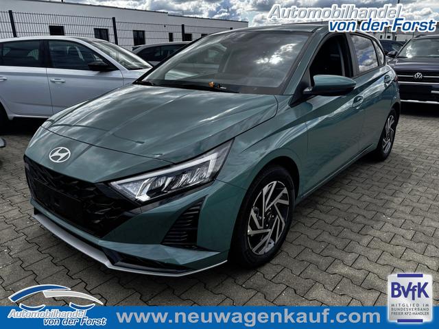Hyundai i20 - "Family" LIEFERUNG KOSTENLOS! 1.2i 79PS, MANGROVE-PEARL, FULL-LED-SCHEINWERFER, WINTER-PAKET, KLIMAAUTOMATIK, 16" ALUFELGEN, 5 Jahre Garantie, NAVIGATION 10,25", Parksensoren hinten, Rückfahrkamera, Alarm, Lederlenkrad, Tempomat, Armlehne vorne, Reserverad, 4x elektr. Fensterheber