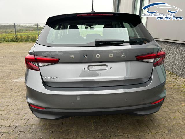 Skoda Fabia "Sondermodell CLASSIC" (1) LIEFERUNG KOSTENLOS! LIEFERUNG KOSTENLOS! 1.0 TSI 95PS, 15" ALU, LED-Scheinwerfer, M-Lederlenkrad, Nebelscheinwerfer, Parksensoren vorne + hinten, Rückfahrkamera, Sitzheizung, Tempomat, Klimaanlage, Infotainment 8"+Wireless SmartLink, Fußmatten, Mittelarmlehne vorne 