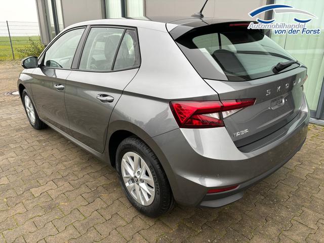 Skoda Fabia "Sondermodell CLASSIC" (1) LIEFERUNG KOSTENLOS! LIEFERUNG KOSTENLOS! 1.0 TSI 95PS, 15" ALU, LED-Scheinwerfer, M-Lederlenkrad, Nebelscheinwerfer, Parksensoren vorne + hinten, Rückfahrkamera, Sitzheizung, Tempomat, Klimaanlage, Infotainment 8"+Wireless SmartLink, Fußmatten, Mittelarmlehne vorne 