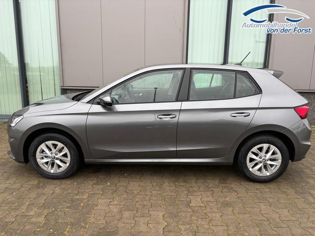 Skoda Fabia "Sondermodell CLASSIC" (1) LIEFERUNG KOSTENLOS! LIEFERUNG KOSTENLOS! 1.0 TSI 95PS, 15" ALU, LED-Scheinwerfer, M-Lederlenkrad, Nebelscheinwerfer, Parksensoren vorne + hinten, Rückfahrkamera, Sitzheizung, Tempomat, Klimaanlage, Infotainment 8"+Wireless SmartLink, Fußmatten, Mittelarmlehne vorne 