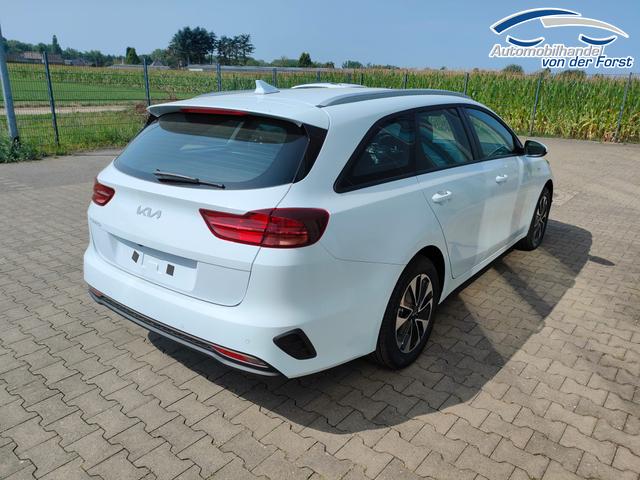Kia Ceed Sportswagon (Kombi) "Spin" 1.5 T-GDI 140PS 7DCT AUTOMATIK, Weiß, 16" Alu, Klimaanlage, Winter-Paket, Navi 10,25", Parksensoren hinten, Rückfahrkamera, Tempomat, Dachreling, Lederlenkrad 