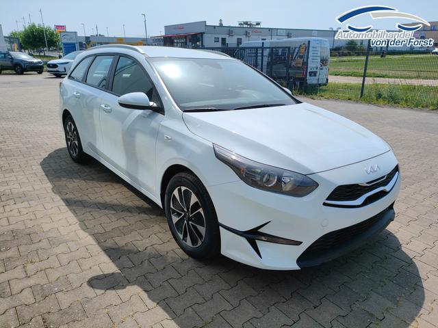Kia Ceed Sportswagon (Kombi) "Spin" 1.5 T-GDI 140PS 7DCT AUTOMATIK, Weiß, 16" Alu, Klimaanlage, Winter-Paket, Navi 10,25", Parksensoren hinten, Rückfahrkamera, Tempomat, Dachreling, Lederlenkrad 