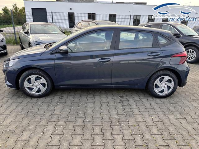 Hyundai i20 "Comfort" 1.2i 79PS, AURORA-GRAU METALLIC, 5 Jahre Garantie, NAVIGATION 10,25", Klima, Parksensoren hinten, Rückfahrkamera, Alarm, Lederlenkrad, Tempomat, Armlehne vorne, Reserverad, 4x elektr. Fensterheber, Fernlicht-Assistent 