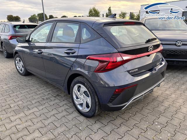 Hyundai i20 "Comfort" 1.2i 79PS, AURORA-GRAU METALLIC, 5 Jahre Garantie, NAVIGATION 10,25", Klima, Parksensoren hinten, Rückfahrkamera, Alarm, Lederlenkrad, Tempomat, Armlehne vorne, Reserverad, 4x elektr. Fensterheber, Fernlicht-Assistent 