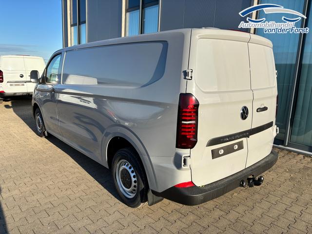 Volkswagen T7 Kastenwagen T7 Transporter Kastenwagen LIEFERUNG KOSTENLOS & PREISGARANTIE* 2.0 TDI 170PS AUTOMATIK LANG, Grau, HECKFLÜGELTÜREN, 2-Zonen-Klimautomatik, M-Lederlenkrad, Anhängerkupplung, Parksensoren vorn/hinten, Rückfahrkamera, Frontscheibe beheizbar, Ganzjahresreifen, Sitzpaket 46 (inkl. Sitzheizung), Reserverad, 70l Tank 