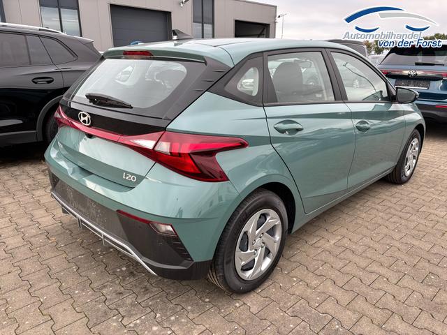 Hyundai i20 "Family" LIEFERUNG KOSTENLOS! 1.0 T-GDI 90PS 7DCT/AUTOMATIK, NAVI 10,25", Winter-Pack: Sitzheizung + Lenkradheizung, 16" ALU, SmartKey, Induktives Laden, Klimaautomatik, Privacy-Glas, Parksensoren hinten, Rückfahrkamera, Tempomat, Lederlenkrad, Reserverad, Alarm, Armlehne 