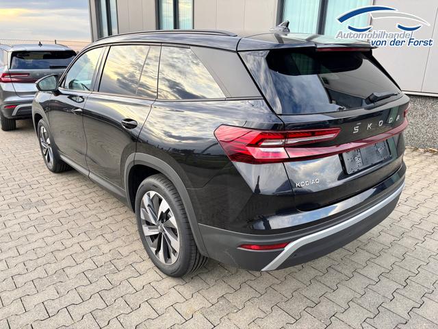 Skoda Kodiaq SONDERMODELL "Selection PLUS" 1.5 TSI mHEV 150PS DSG, 3J. Garantie, STANDHEIZUNG, 19" Alu, MATRIX-LED, NAVI 13", Alarm, Anhängerkupplung, Elektr. Heckklappe, ACC, 3Z-Climatronic, KESSY, Sitzheizung, Parksensoren v/h, Kamera, Fahrersitz elektr/Memory, Lederlenkrad beheizt, Virtual Coc 
