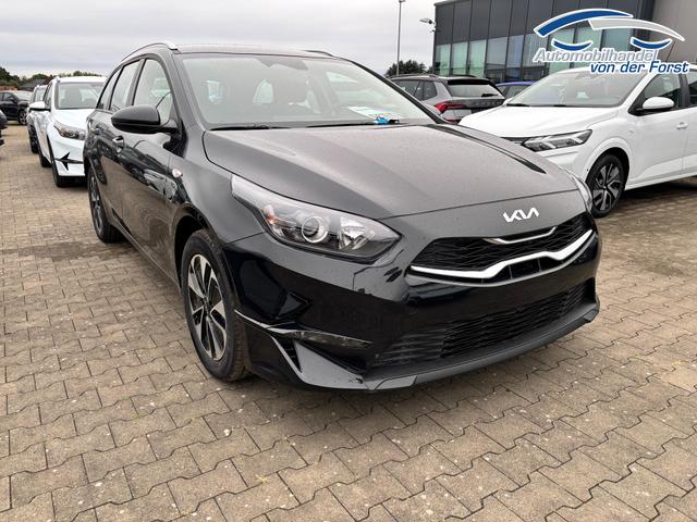 Kia Ceed Sportswagon (Kombi) "Spin" 1.5 T-GDI 140PS 6-Gang, Schwarz-Metallic, 16" Alufelgen, Klimaanlage, Winter-Paket, Navigationssystem 10,25", Parksensoren hinten, Rückfahrkamera, Tempomat, Dachreling, Beheiztes Lederlenkrad, ZV mit Fernbedienung, Reserve-Notrad 