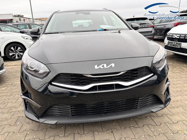 Kia Ceed Sportswagon (Kombi) "Spin" 1.5 T-GDI 140PS 6-Gang, Schwarz-Metallic, 16" Alufelgen, Klimaanlage, Winter-Paket, Navigationssystem 10,25", Parksensoren hinten, Rückfahrkamera, Tempomat, Dachreling, Beheiztes Lederlenkrad, ZV mit Fernbedienung, Reserve-Notrad 