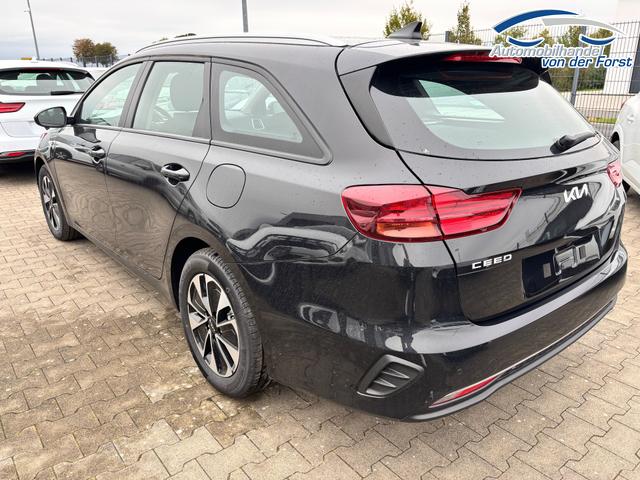 Kia Ceed Sportswagon (Kombi) "Spin" 1.5 T-GDI 140PS 6-Gang, Schwarz-Metallic, 16" Alufelgen, Klimaanlage, Winter-Paket, Navigationssystem 10,25", Parksensoren hinten, Rückfahrkamera, Tempomat, Dachreling, Beheiztes Lederlenkrad, ZV mit Fernbedienung, Reserve-Notrad 