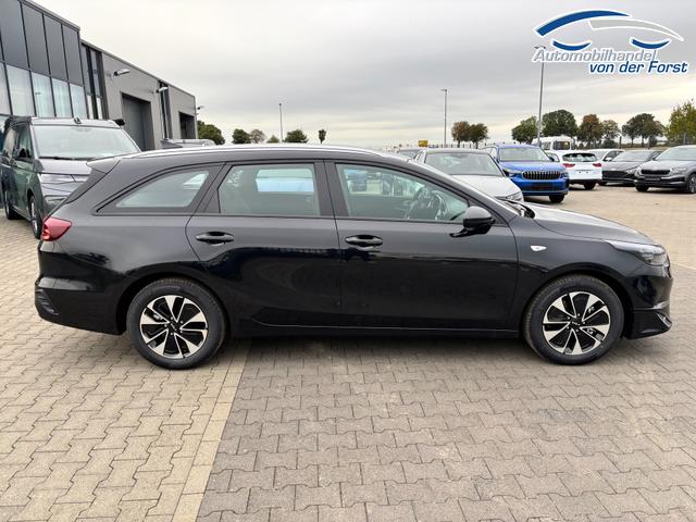 Kia Ceed Sportswagon (Kombi) "Spin" 1.5 T-GDI 140PS 6-Gang, Schwarz-Metallic, 16" Alufelgen, Klimaanlage, Winter-Paket, Navigationssystem 10,25", Parksensoren hinten, Rückfahrkamera, Tempomat, Dachreling, Beheiztes Lederlenkrad, ZV mit Fernbedienung, Reserve-Notrad 