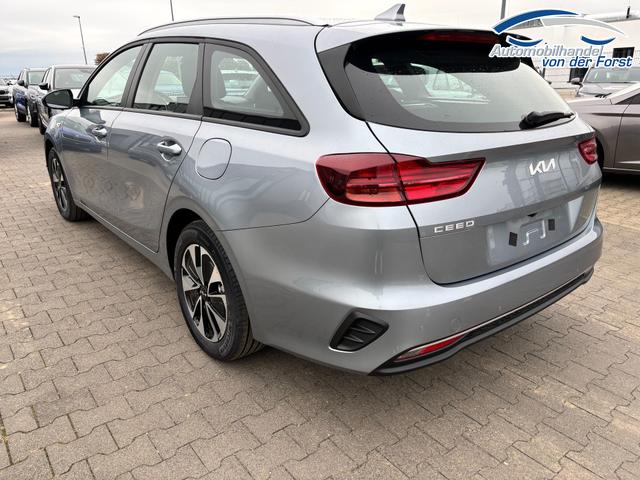 Kia Ceed Sportswagon (Kombi) "Spin" 1.5 T-GDI 140PS 6-Gang, Lunar-Silver-Metallic, 16" Alufelgen, Klimaanlage, Winter-Paket, Navigationssystem 10,25", Parksensoren hinten, Rückfahrkamera, Tempomat, Dachreling, Beheiztes Lederlenkrad, ZV mit Fernbedienung, Reserve-Notrad 
