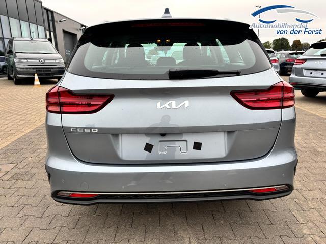 Kia Ceed Sportswagon (Kombi) "Spin" 1.5 T-GDI 140PS 6-Gang, Lunar-Silver-Metallic, 16" Alufelgen, Klimaanlage, Winter-Paket, Navigationssystem 10,25", Parksensoren hinten, Rückfahrkamera, Tempomat, Dachreling, Beheiztes Lederlenkrad, ZV mit Fernbedienung, Reserve-Notrad 