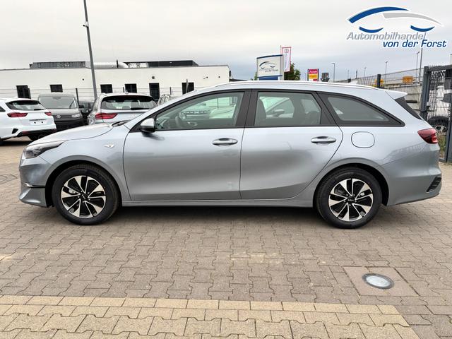 Kia Ceed Sportswagon (Kombi) "Spin" 1.5 T-GDI 140PS 6-Gang, Lunar-Silver-Metallic, 16" Alufelgen, Klimaanlage, Winter-Paket, Navigationssystem 10,25", Parksensoren hinten, Rückfahrkamera, Tempomat, Dachreling, Beheiztes Lederlenkrad, ZV mit Fernbedienung, Reserve-Notrad 