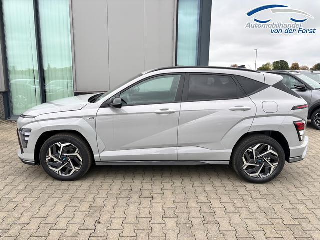Hyundai KONA "Smart" LIEFERUNG KOSTENLOS! 1.0 T-GDI 115PS, 17" ALU, Winter-Paket, 2-Zonen-Klimaautomatik, Dachreling, Lederlenkrad, Tempomat, NAVIGATION 12,3", Parksensoren vorrn/hinten, Rückfahrkamera, Alarm, LED-Scheinwerfer, Smart Key, Armlehne vorn 