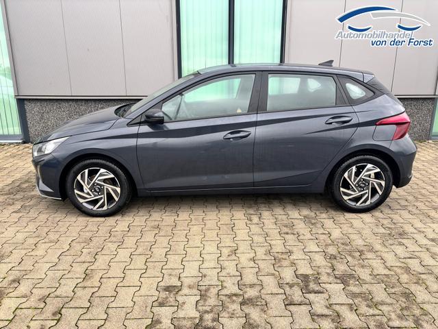 Hyundai i20 "Comfort" 1.2i 79PS, AURORA-GRAU METALLIC, 16" ALUFELGEN, 5 Jahre Garantie, NAVIGATION 10,25", Klima, Parksensoren hinten, R&uuml;ckfahrkamera, Alarm, Lederlenkrad, Tempomat, Armlehne vorne, Reserverad, 4x elektr. Fensterheber, Fernlicht-Assistent 