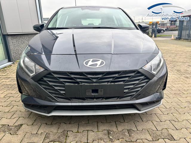 Hyundai i20 "Comfort" 1.2i 79PS, AURORA-GRAU METALLIC, 16" ALUFELGEN, 5 Jahre Garantie, NAVIGATION 10,25", Klima, Parksensoren hinten, R&uuml;ckfahrkamera, Alarm, Lederlenkrad, Tempomat, Armlehne vorne, Reserverad, 4x elektr. Fensterheber, Fernlicht-Assistent 