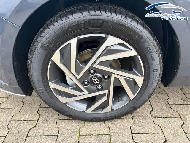 Hyundai i20 "Comfort" 1.2i 79PS, AURORA-GRAU METALLIC, 16" ALUFELGEN, 5 Jahre Garantie, NAVIGATION 10,25", Klima, Parksensoren hinten, R&uuml;ckfahrkamera, Alarm, Lederlenkrad, Tempomat, Armlehne vorne, Reserverad, 4x elektr. Fensterheber, Fernlicht-Assistent 