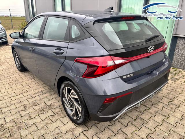 Hyundai i20 "Comfort" 1.2i 79PS, AURORA-GRAU METALLIC, 16" ALUFELGEN, 5 Jahre Garantie, NAVIGATION 10,25", Klima, Parksensoren hinten, R&uuml;ckfahrkamera, Alarm, Lederlenkrad, Tempomat, Armlehne vorne, Reserverad, 4x elektr. Fensterheber, Fernlicht-Assistent 