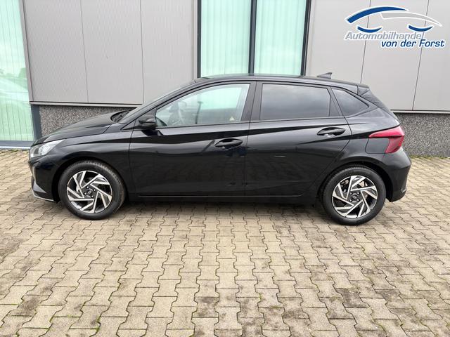 Hyundai i20 "Family" 1.2i 79PS, SCHWARZ-METALLIC, 16" ALUFELGEN, 5 Jahre Garantie, WINTER-PAKET, KLIMAAUTOMATIK, Abgedunkelte Scheiben, NAVIGATION 10,25", Parksensoren hinten, R&uuml;ckfahrkamera, Alarm, Lederlenkrad, Tempomat, Armlehne vorne, Reserverad 