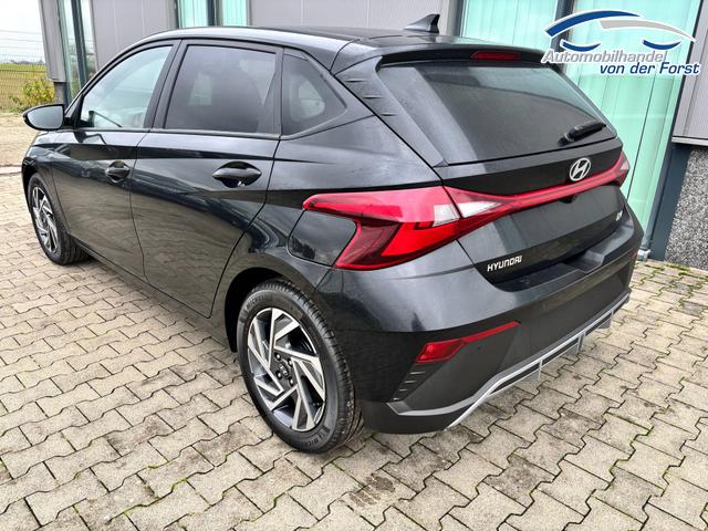Hyundai i20 "Family" 1.2i 79PS, SCHWARZ-METALLIC, 16" ALUFELGEN, 5 Jahre Garantie, WINTER-PAKET, KLIMAAUTOMATIK, Abgedunkelte Scheiben, NAVIGATION 10,25", Parksensoren hinten, R&uuml;ckfahrkamera, Alarm, Lederlenkrad, Tempomat, Armlehne vorne, Reserverad 