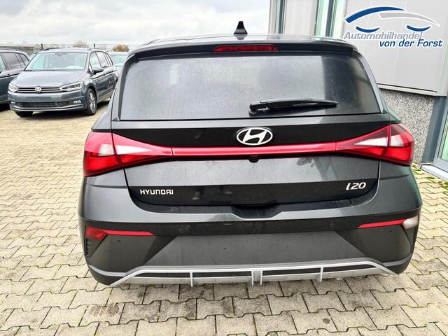 Hyundai i20 "Family" 1.2i 79PS, SCHWARZ-METALLIC, 16" ALUFELGEN, 5 Jahre Garantie, WINTER-PAKET, KLIMAAUTOMATIK, Abgedunkelte Scheiben, NAVIGATION 10,25", Parksensoren hinten, R&uuml;ckfahrkamera, Alarm, Lederlenkrad, Tempomat, Armlehne vorne, Reserverad 