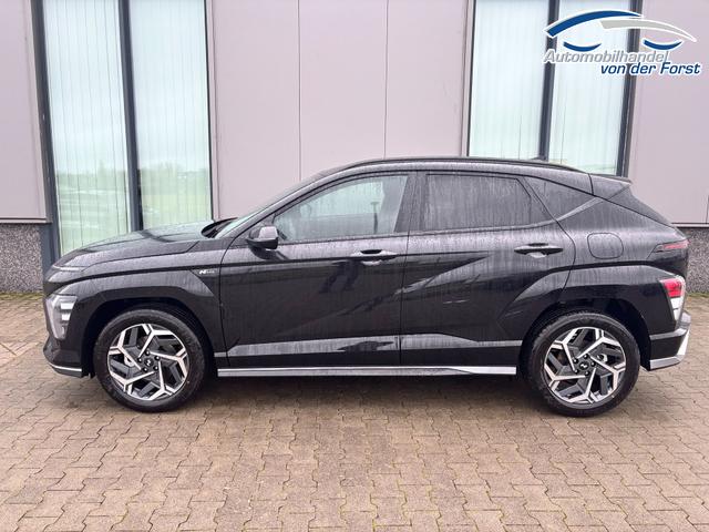 Hyundai KONA "N Line" LIEFERUNG KOSTENLOS! 1.6 T-GDI 150PS, Schwarz-Metallic, 18" ALU, Privacy-Glas, Winter-Paket, 2-Zonen-Klimaautomatik, Dachreling, Lederlenkrad, Tempomat, NAVIGATION 12,3", Parksensoren vorrn/hinten, R&uuml;ckfahrkamera, Alarm, LED-Scheinwerfer, Smart Key, Armlehne vorn 