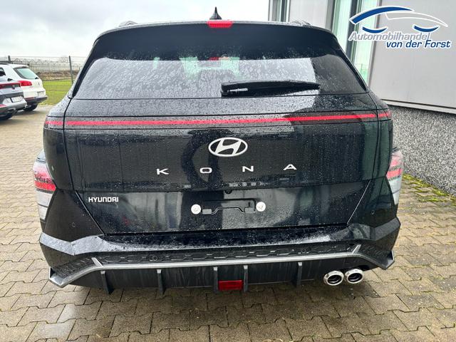 Hyundai KONA "N Line" LIEFERUNG KOSTENLOS! 1.6 T-GDI 150PS, Schwarz-Metallic, 18" ALU, Privacy-Glas, Winter-Paket, 2-Zonen-Klimaautomatik, Dachreling, Lederlenkrad, Tempomat, NAVIGATION 12,3", Parksensoren vorrn/hinten, R&uuml;ckfahrkamera, Alarm, LED-Scheinwerfer, Smart Key, Armlehne vorn 