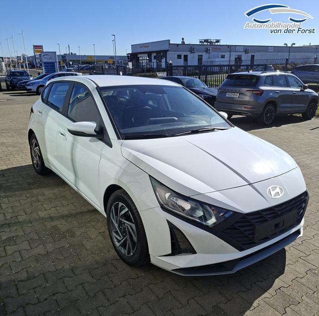 Hyundai i20 "Comfort" 1.2i 79PS, 5 Jahre Garantie, Atlas-White, 16" Alufelgen, Winter-Paket, Navigation 10,25", Parksensoren hinten, R&uuml;ckfahrkamera, Tempomat, Klimaanlage, ZV mit Fernbedienung, Alarmanlage, Platzsparendes Reserverad, Armlehne vorne 